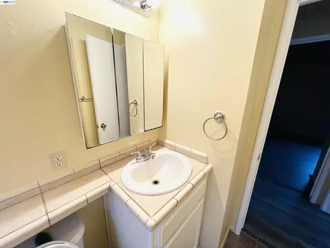 Bath - 739 M St, Davis, CA 95616 photo 1 of 2