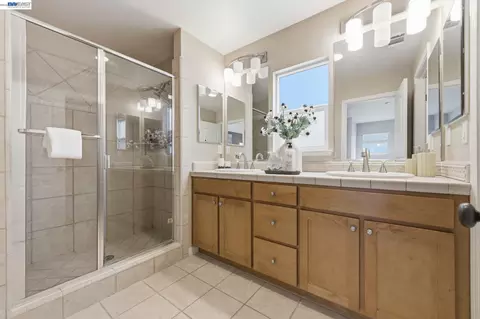 Bath - 6005 Hillbrook Pl, Dublin, CA 94568 photo 2 of 3