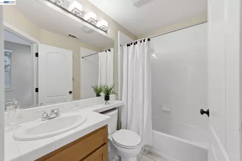 Bath - 6005 Hillbrook Pl, Dublin, CA 94568 photo 3 of 3