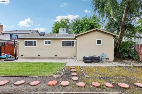 Exterior - 1225 W Beverly Pl, Tracy, CA 95376 photo 2 of 3
