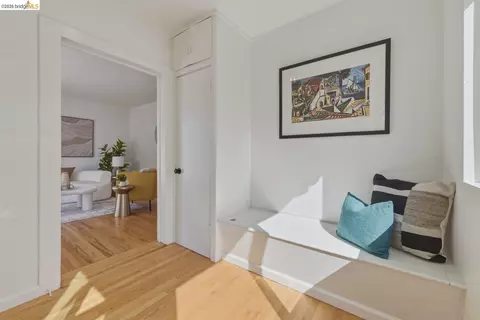 Entry Way - 1435 Berkeley Way, Berkeley, CA 94702 photo 1 of 3