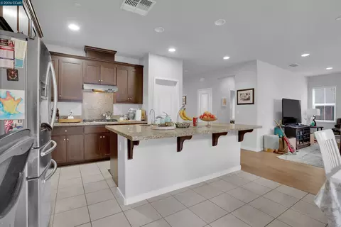 Kitchen - 173 Willowrun Way, Oakley, CA 94561 photo 2 of 2