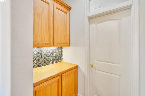 Entry Way - 9208 Hallmark Pl, Vallejo, CA 94591 photo 3 of 9