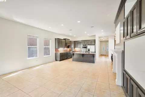 Living - 9208 Hallmark Pl, Vallejo, CA 94591 photo 8 of 9