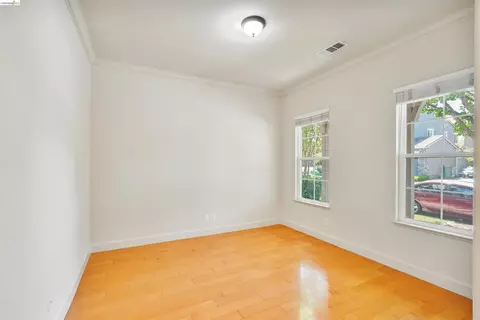 Living - 9208 Hallmark Pl, Vallejo, CA 94591 photo 2 of 9