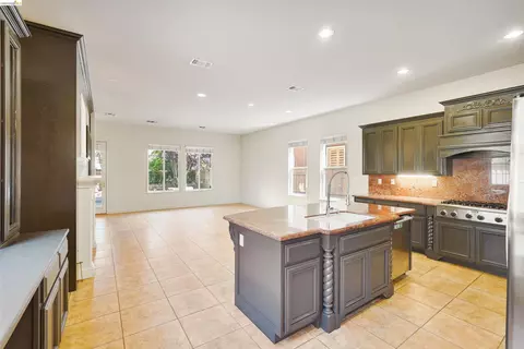 Living - 9208 Hallmark Pl, Vallejo, CA 94591 photo 3 of 9