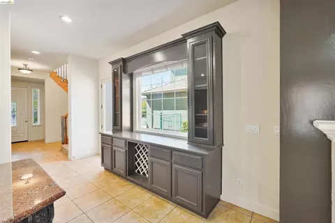 Entry Way - 9208 Hallmark Pl, Vallejo, CA 94591 photo 4 of 9