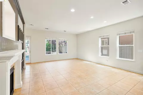 Living - 9208 Hallmark Pl, Vallejo, CA 94591 photo 7 of 9