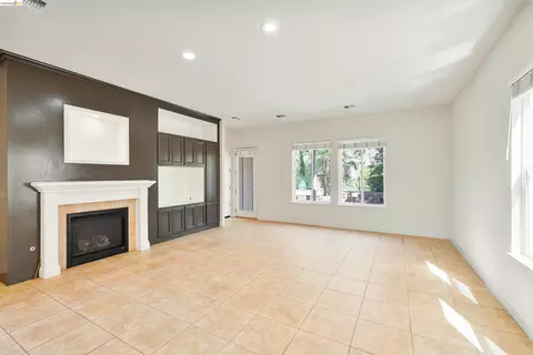 Living - 9208 Hallmark Pl, Vallejo, CA 94591 photo 6 of 9