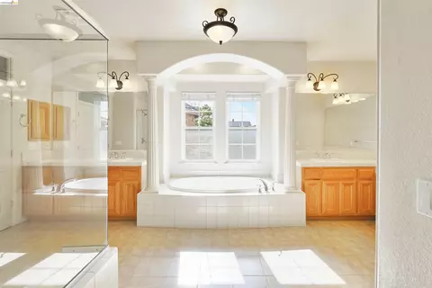 Bath - 9208 Hallmark Pl, Vallejo, CA 94591 photo 2 of 7