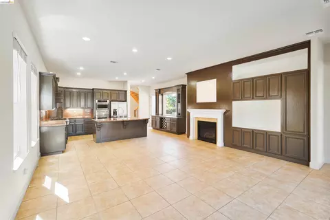 Living - 9208 Hallmark Pl, Vallejo, CA 94591 photo 5 of 9