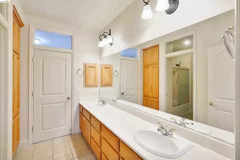 Bath - 9208 Hallmark Pl, Vallejo, CA 94591 photo 3 of 7