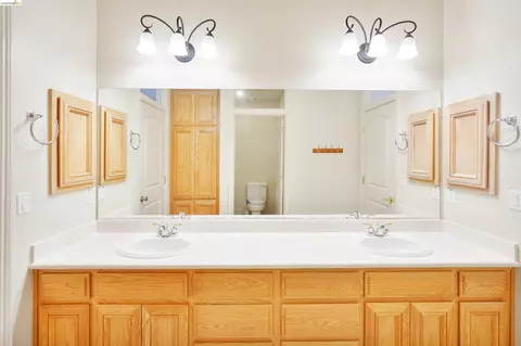 Bath - 9208 Hallmark Pl, Vallejo, CA 94591 photo 5 of 7