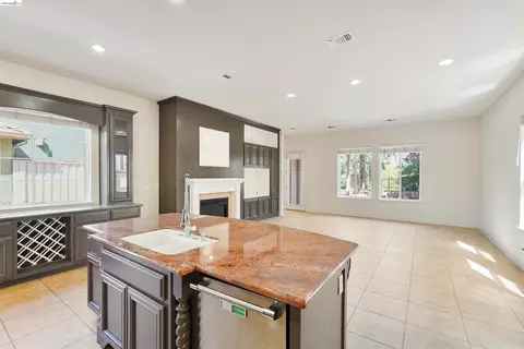Living - 9208 Hallmark Pl, Vallejo, CA 94591 photo 4 of 9