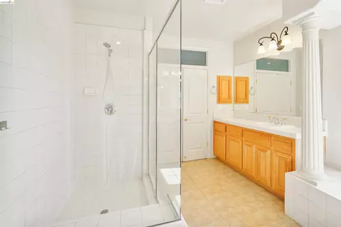 Bath - 9208 Hallmark Pl, Vallejo, CA 94591 photo 6 of 7