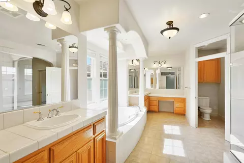 Bath - 9208 Hallmark Pl, Vallejo, CA 94591 photo 4 of 7