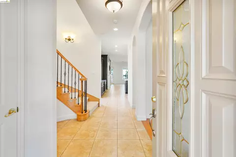 Entry Way - 9208 Hallmark Pl, Vallejo, CA 94591 photo 2 of 9