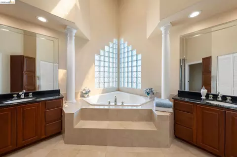 Bath - 96 Shell Pl, Discovery Bay, CA 94505 photo 5 of 6