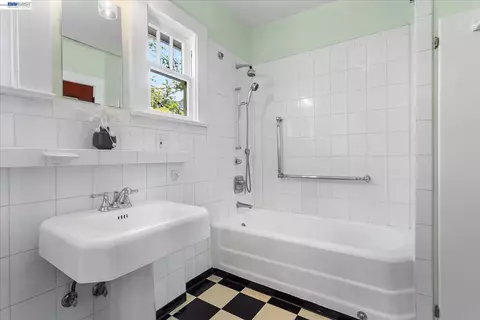Bath - 2114 Marin Ave, Berkeley, CA 94707 photo 4 of 5