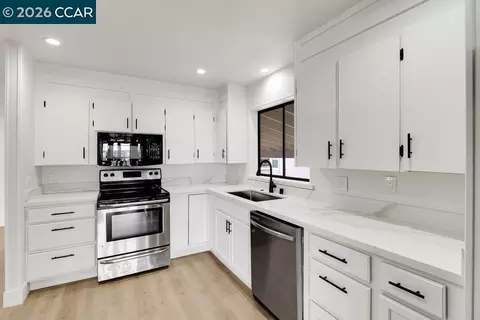 Kitchen - 193 Oxbow Marina Dr, Isleton, CA 95641 photo 2 of 5