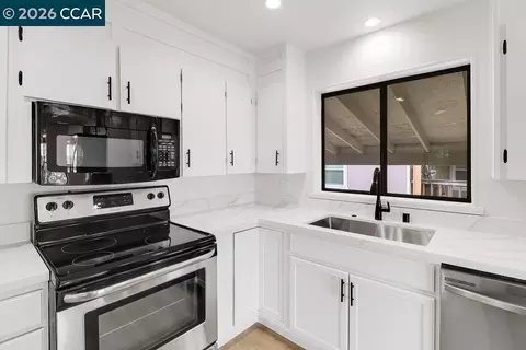 Kitchen - 193 Oxbow Marina Dr, Isleton, CA 95641 photo 3 of 5