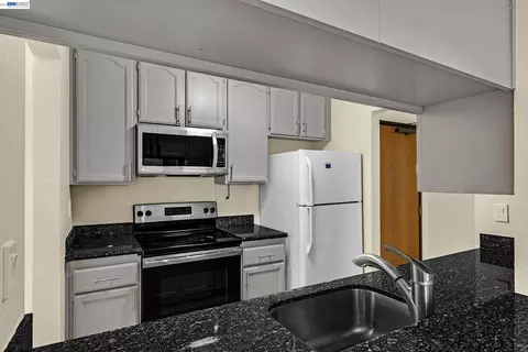Kitchen - 39931 Cedar #201, Newark, CA 94560 photo 3 of 3