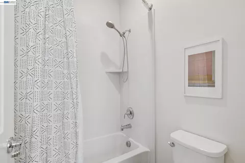 Bath - 1815 Balsa St, Alameda, CA 94501 photo 6 of 8