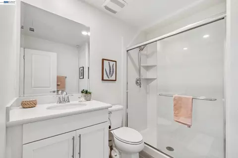 Bath - 1815 Balsa St, Alameda, CA 94501 photo 7 of 8