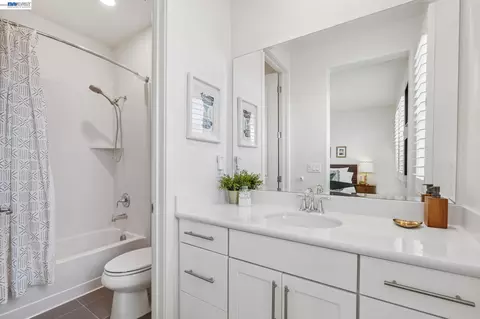 Bath - 1815 Balsa St, Alameda, CA 94501 photo 5 of 8