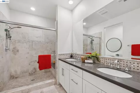 Bath - 1815 Balsa St, Alameda, CA 94501 photo 2 of 8