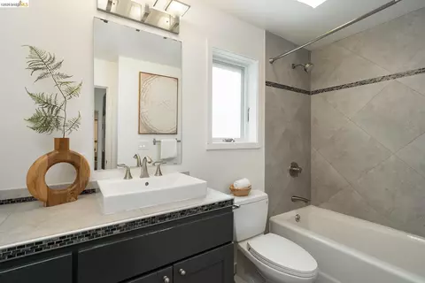 Bath - 1908 Tenth St, Berkeley, CA 94710 photo 3 of 5
