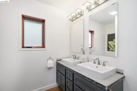 Bath - 1908 Tenth St, Berkeley, CA 94710 photo 4 of 5