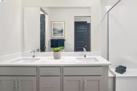 Bath - 2011 Clement Ave, Alameda, CA 94501 photo 2 of 3