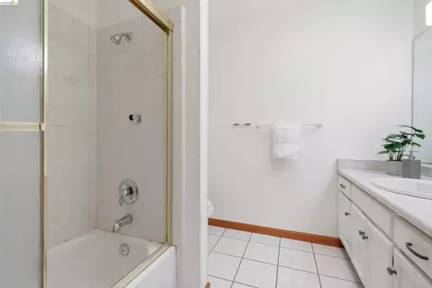 Bath - 587 Birkdale Dr, Vallejo, CA 94591 photo 3 of 4