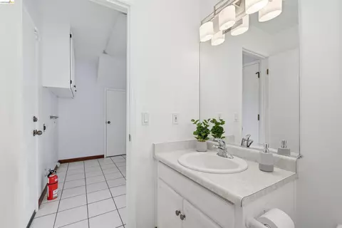 Bath - 587 Birkdale Dr, Vallejo, CA 94591 photo 2 of 4
