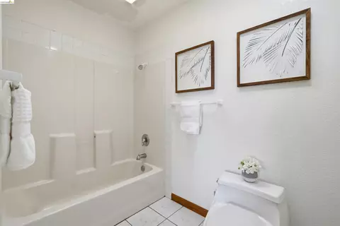 Bath - 587 Birkdale Dr, Vallejo, CA 94591 photo 4 of 4