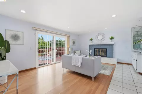 Living - 587 Birkdale Dr, Vallejo, CA 94591 photo 4 of 4