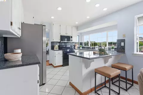 Kitchen - 587 Birkdale Dr, Vallejo, CA 94591 photo 3 of 3