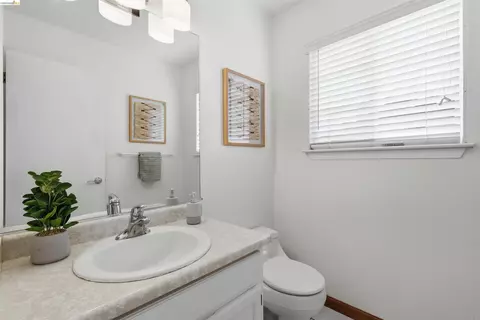 Bath - 587 Birkdale Dr, Vallejo, CA 94591 photo 1 of 4