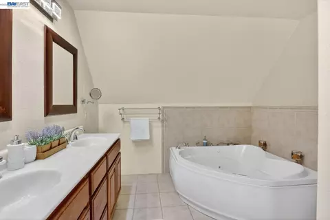 Bath - 1328 E 25th St, Oakland, CA 94606 photo 3 of 5