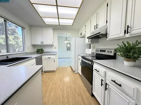 Kitchen - 4864 Shadowfalls Dr, Martinez, CA 94553 photo 2 of 4