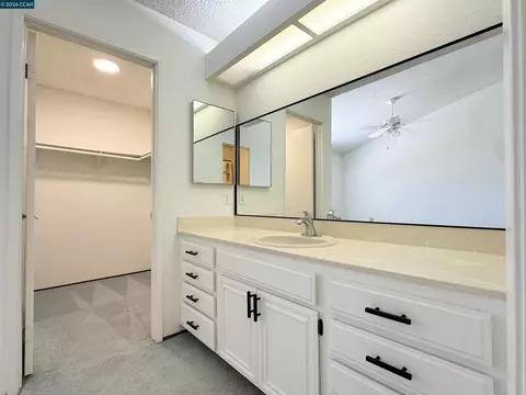 Bath - 4864 Shadowfalls Dr, Martinez, CA 94553 photo 5 of 5