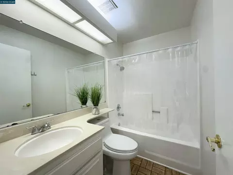 Bath - 4864 Shadowfalls Dr, Martinez, CA 94553 photo 2 of 5