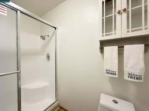 Bath - 4864 Shadowfalls Dr, Martinez, CA 94553 photo 4 of 5
