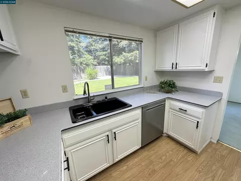 Kitchen - 4864 Shadowfalls Dr, Martinez, CA 94553 photo 3 of 4