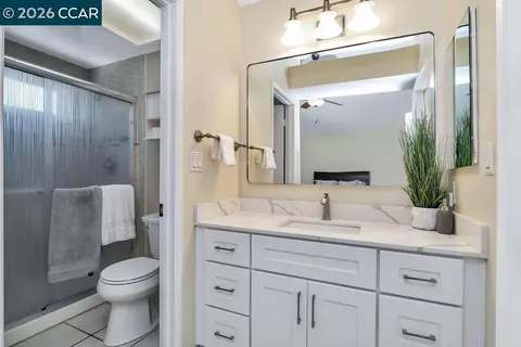 Bath - 2143 Range Pl, Martinez, CA 94553 photo 2 of 3