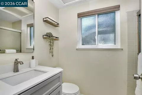 Bath - 2143 Range Pl, Martinez, CA 94553 photo 3 of 3