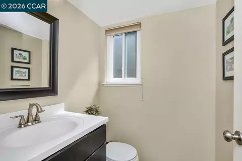 Bath - 2143 Range Pl, Martinez, CA 94553 photo 1 of 3
