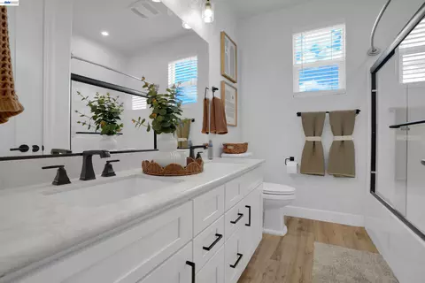 Bath - 2775 Pink Muhly Dr, Manteca, CA 95337 photo 2 of 4