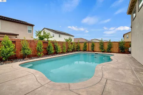 Exterior - 2775 Pink Muhly Dr, Manteca, CA 95337 photo 6 of 7